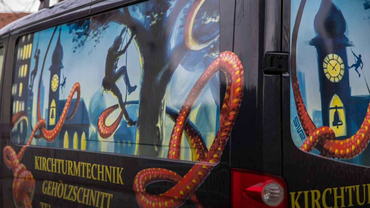 Bus foliert mit Kunstwerk