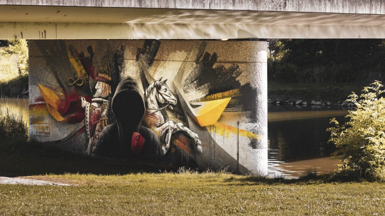 Graffiti unter einer Brücke mit Rätsel